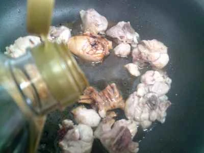 赤ピーマンとこんにゃくの結び目を使った鶏肉の煮込みの作り方：6