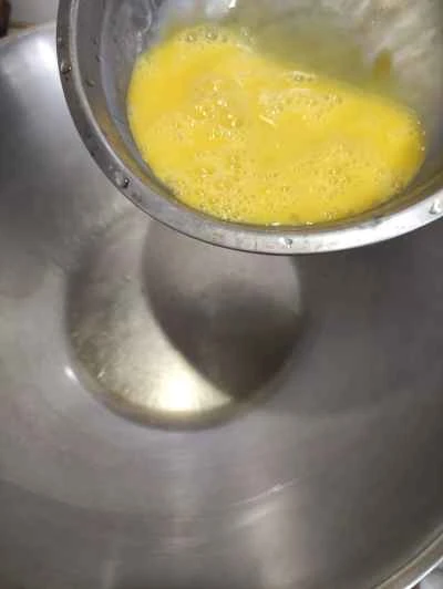 玉ねぎ、ニンジン、卵入りの里芋と春雨炒めの作り方：4