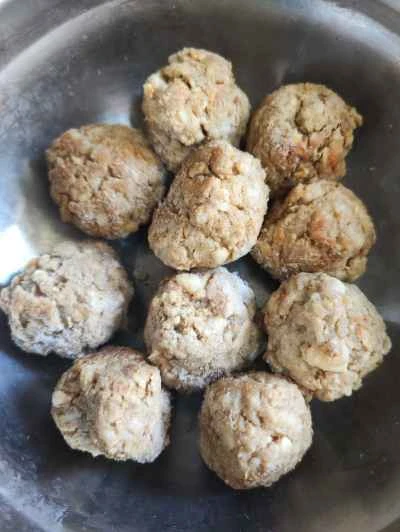 ミートボール入りタロイモと春雨のスープの作り方：1