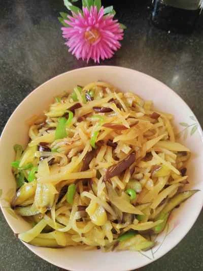 千切りジャガイモ、千切りナス、千切りピーマンの炒め物のレシピ