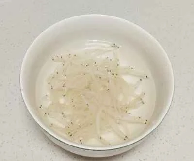 小銀魚とネギ入り目玉焼きの作り方：2