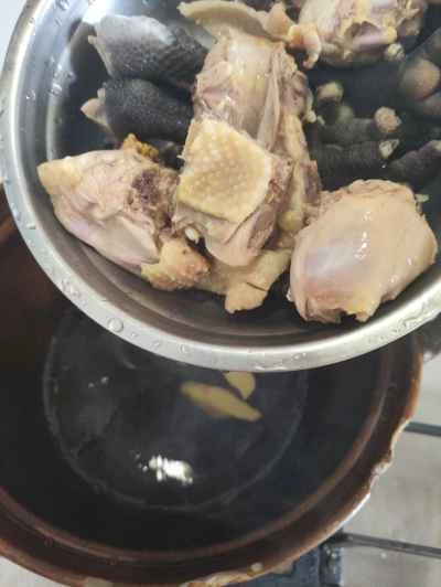 ナマコ入り鶏肉の煮込みの作り方：2