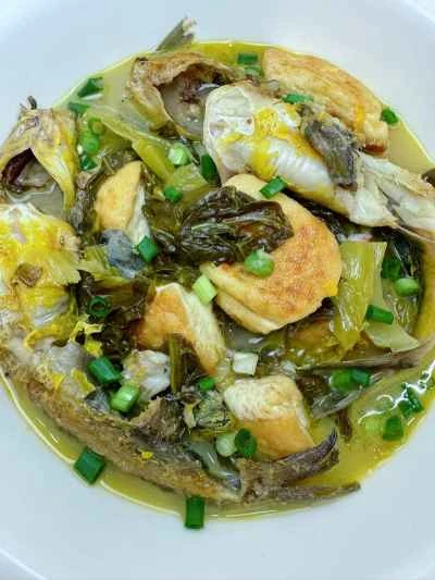 キャベツと豆腐のピクルスで煮込んだ黄ナマズの作り方：15