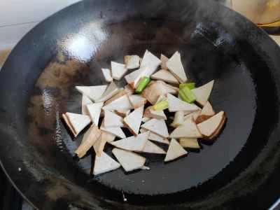 ニンニクの芽と乾燥豆腐の炒め物の作り方：3