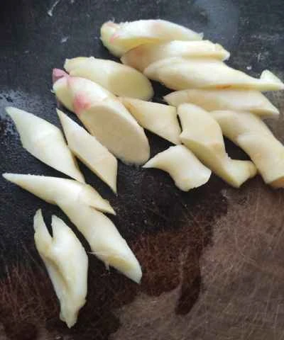 蒸し鶏の若生姜炒めの作り方：2