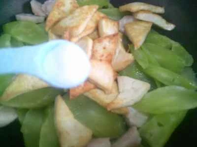 レタスと豆腐入りロブスターテールボール炒めの作り方：10