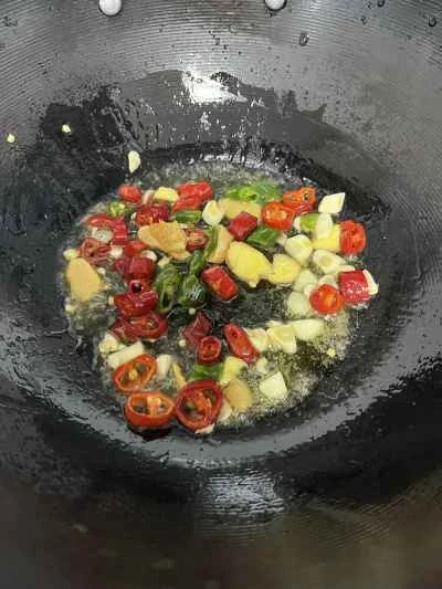 乾燥レタスと中華ソーセージの炒め物の作り方：4