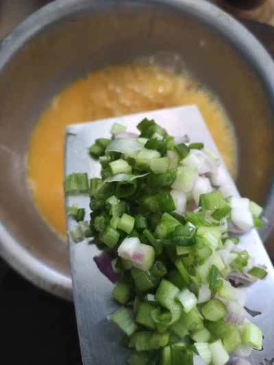 ネギ入りスクランブルエッグの作り方：3