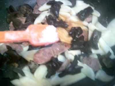 黒キクラゲとソーセージと水タケノコの炒め物の作り方：9