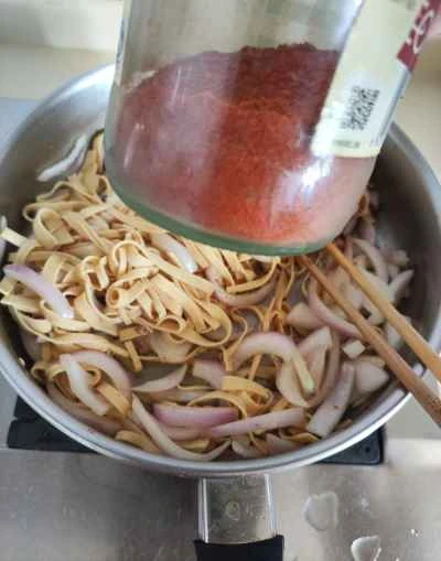 玉ねぎの細切りと豆腐の皮の細切り炒めの作り方：6