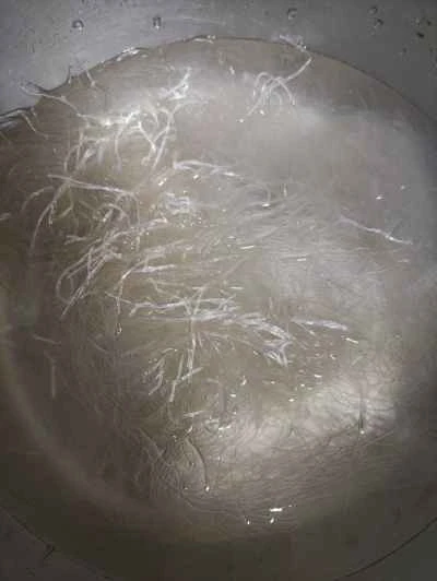 玉ねぎと卵で炒めた里芋と春雨の作り方：1