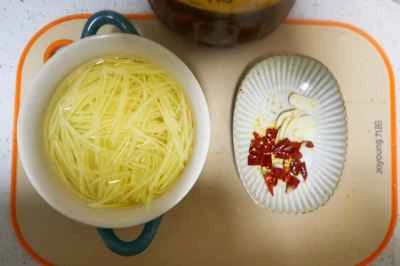 ホット＆サワーシュレッドポテトの作り方：2