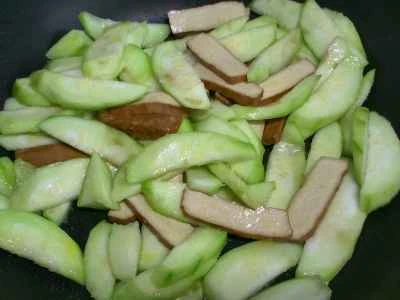 乾燥豆腐とヘチマの炒め物を作る手順：5