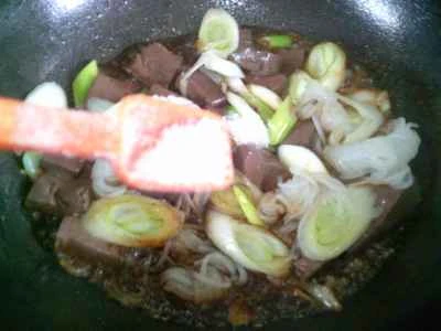鴨の血とネギ、こんにゃくの炒め物の作り方：11