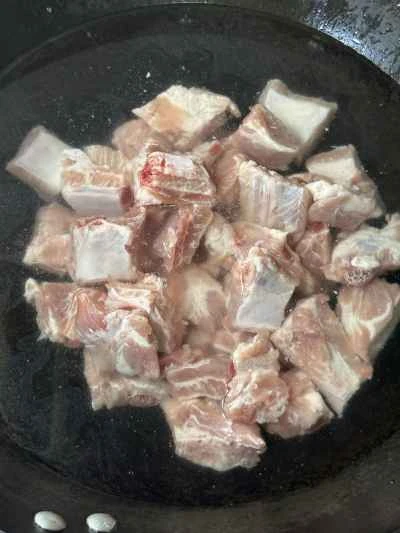 発酵黒豆と刻んだニンニクを使った蒸し豚スペアリブの作り方：3