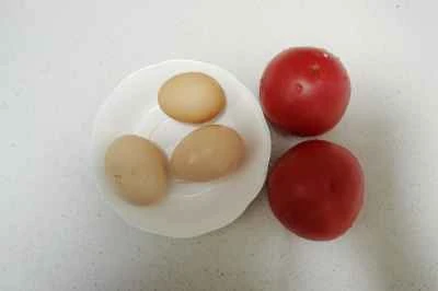 トマト入りスクランブルエッグの作り方：1