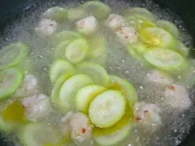 夜咲き花とこんにゃく春雨入りエビ風味ボールの作り方：7
