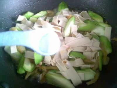 漬けたカラシナ、細切りヘチマ、角切り豆腐皮を使った豆腐皮炒めの作り方：9