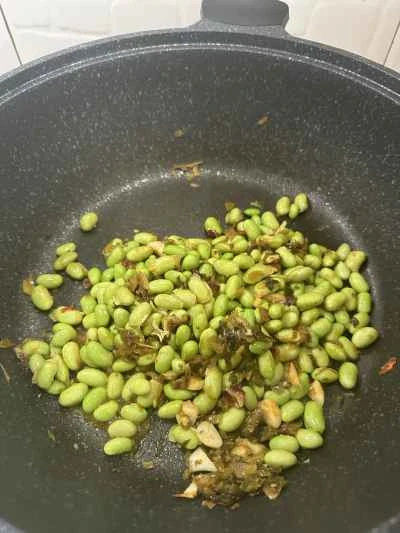 枝豆とキャベツの酢漬けを添えたマテ貝の煮込みの作り方：4