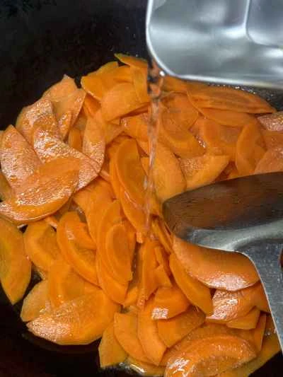 牛肉とニンジンの炒め物の作り方：7