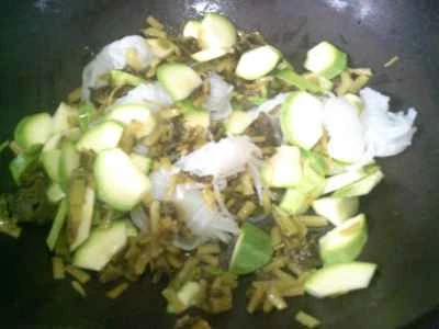 ズッキーニと漬物、こんにゃくの炒め物の作り方：6