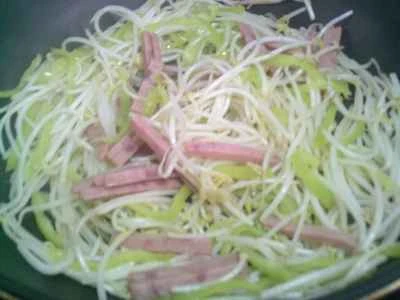 緑豆もやしとピーマンとランチョンミートの炒め物の作り方：6