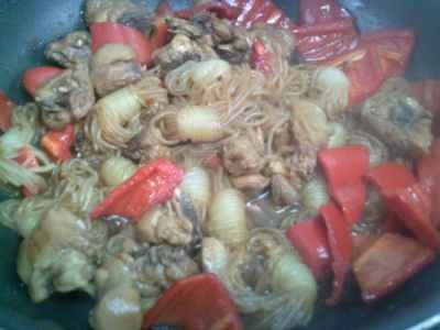 赤ピーマンとこんにゃくの結び目を使った鶏肉の煮込みの作り方：12