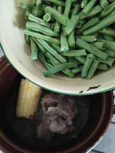 トウモロコシと長豆を使った豚骨煮込みの作り方：6