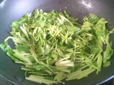 セロリと豆腐の皮の炒め物の作り方：8