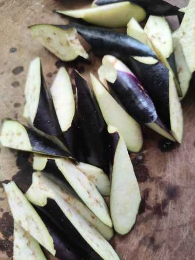 ナス、オクラ、玉ねぎの炒め物の作り方：1