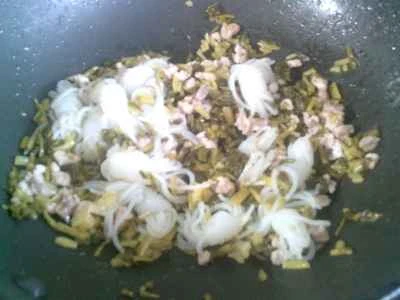 こんにゃくの結び目を使った豚肉と漬物の炒め物の作り方：10