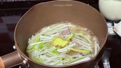 ネギ入りナマコの煮込みの作り方：1