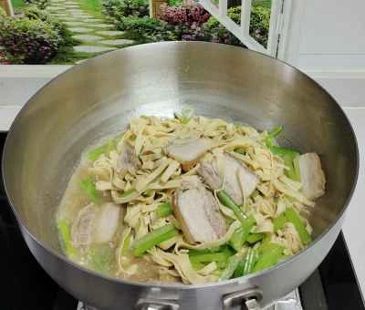 豚バラ肉と豆腐、セロリ炒めの作り方：5
