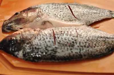 フラットブレッド添え魚の頭のシチュー：1