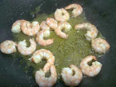 きのこ、エビ、きゅうりのシーフード炒めの作り方：8