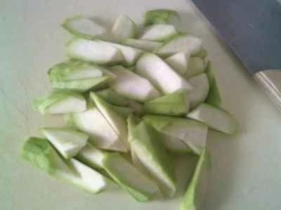 漬けたカラシナ、細切りヘチマ、角切り豆腐皮を使った豆腐皮炒めの作り方：3