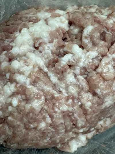 ひき肉、塩卵、ピーマンの炒め物の作り方：1