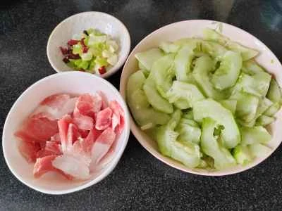 きゅうりと豚肉の炒め物の作り方：2