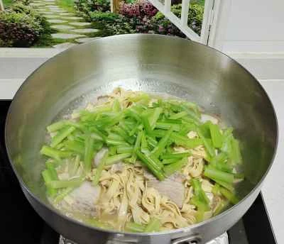 豚バラ肉と豆腐、セロリ炒めの作り方：4