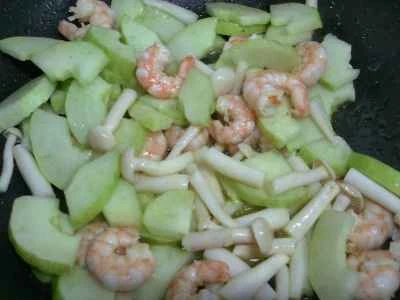 きのこ、エビ、きゅうりのシーフード炒めの作り方：9
