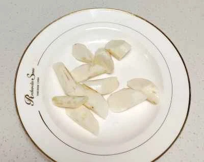 ヤムイモとニンジンの煮込みヘチマの作り方：3