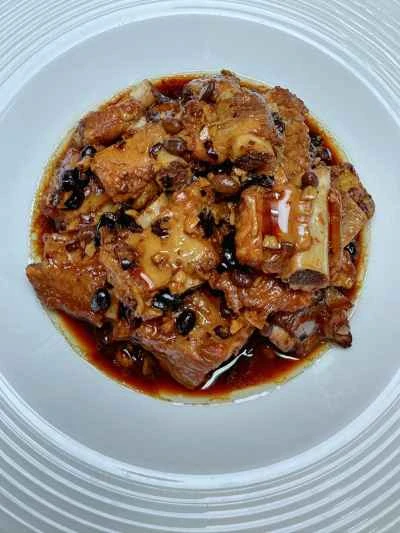 発酵黒豆と刻んだニンニクを使った蒸し豚スペアリブの作り方：12