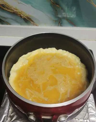 小さな銀色の魚を使ったオムレツの作り方：3