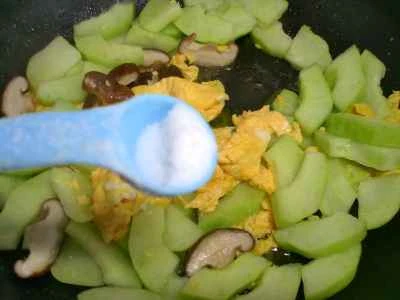 きのこ、卵、きゅうりの炒め物の作り方：10
