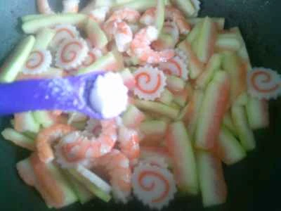 スイカの皮入りエビとカツオの炒め物の作り方：13