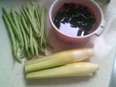 黒キクラゲ、水タケノコ、インゲンの炒め物の作り方：1