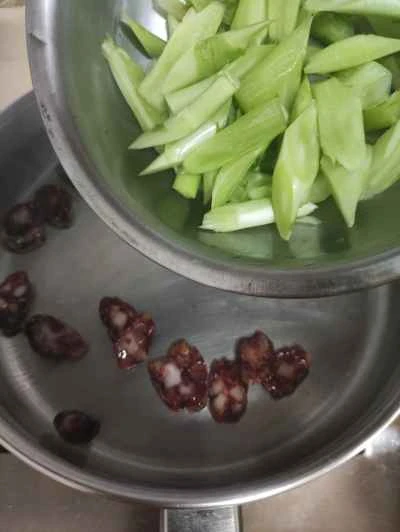 麦わら入りソーセージ炒めの作り方：5