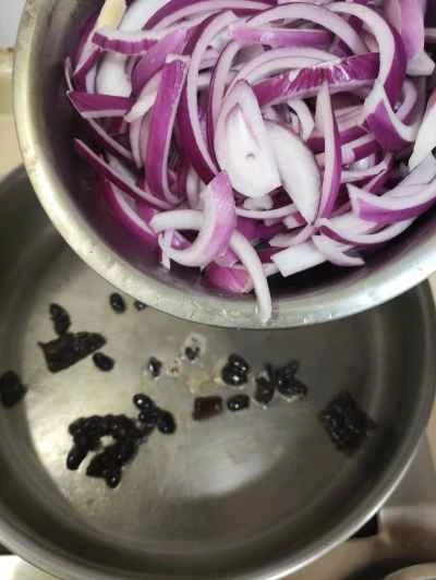 ナスと黒豆、玉ねぎの炒め物の作り方：4