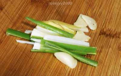 豚肉とキクラゲとネギの炒め物の作り方：2