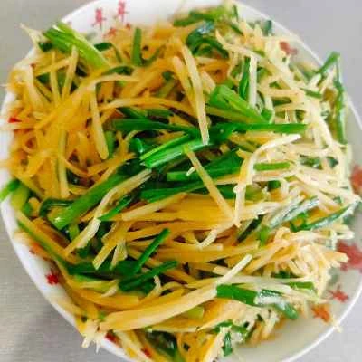 千切りジャガイモとチャイブの炒め物のレシピ